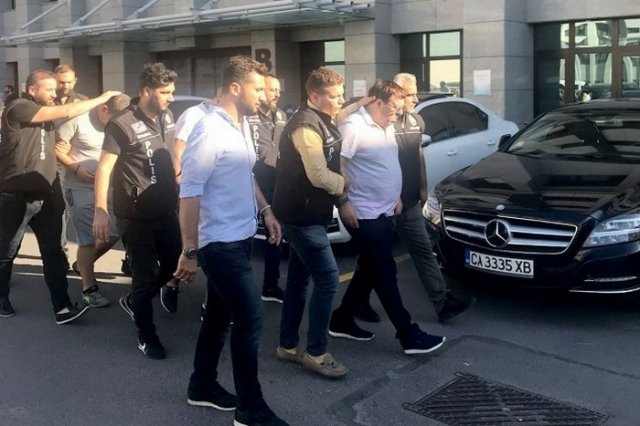 Цивилни полицаи отвеждат мъж приличащ на Бенчев, след ареста на издирвания от Интерпол Димитър Желязков - Очите и още седем души в хотел в Истанбул снощи. Снимка в. "Карар"