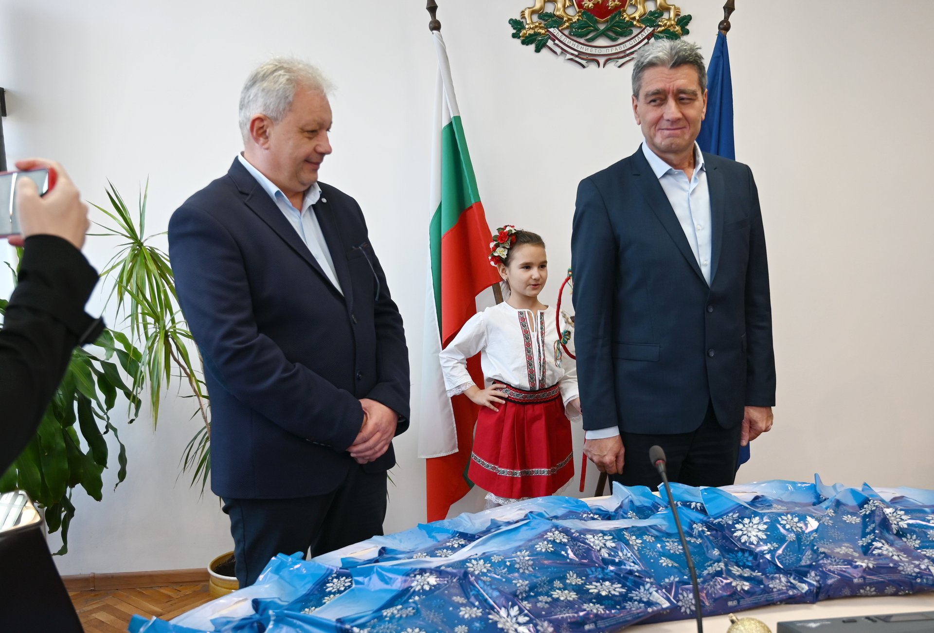Деца от ОУ „Д-р Петър Берон“ коледуваха в Областна администрация