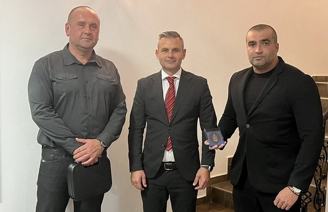 Началникът на РУ-Шумен главен инспектор Илиян Николов /вляво/ и началникът на отдел „Разследване“ комисар Веселин Захариев /вдясно/ получиха награди от министъра на вътрешните работи.