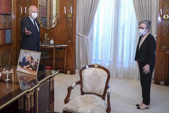 Президентът Каис Сайед приема Наджла Буден Рамадан, за да ѝ връчи мандат за съставяне на правителство. Снимка АП/БТА