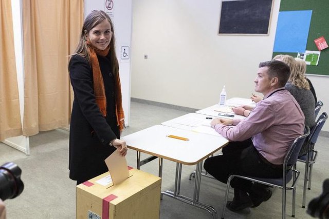 Премиерката Катрин Якобсдотир гласува на изборите на 25 септември. Снимка АП/БТА