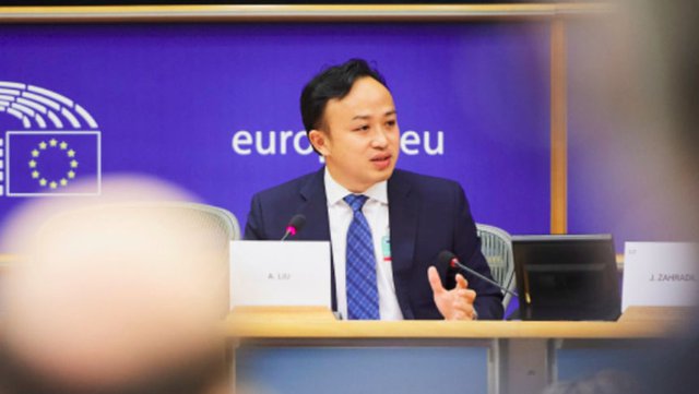 © huawei.eu  Лю пое поста за Европа през юли 2018 г. и в същото време от май 2018 г. е главен представител на "Хуауей" за контакт с институциите на ЕС в Брюксел. Преди това ръководеше бизнеса на компанията в Малайзия.