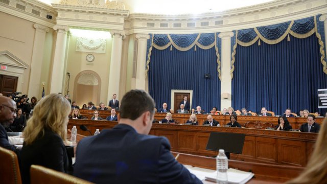 При гласуването в комисията, което мина според партийната принадлежност на нейните членове, бяха одобрени и двете части от обвинението за импийчмънт.