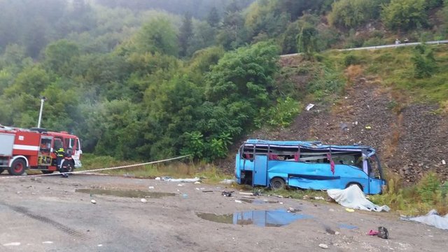 При катастрофата край Своге през лятото на 2018 г. загинаха 20 души, а 10 пътници бяха ранени. © МВР