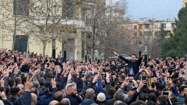 Лидерът на опозицията в Албания Лулзим Баша на митинг в Тирана, 5 март.  © Associated Press