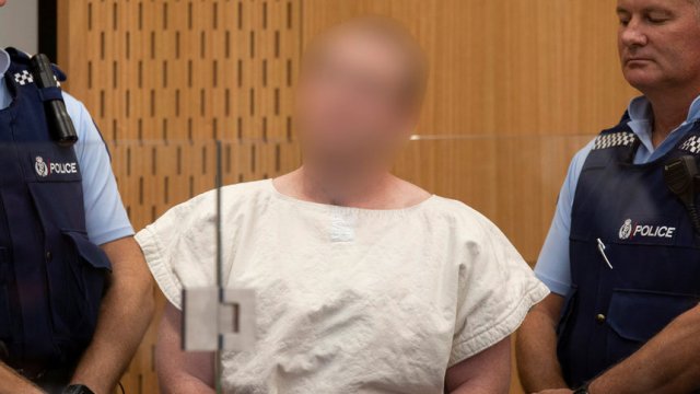 Тарант бе изправен днес пред съда в Крайстчърч и обвинен в едно убийство, но в следващите дни се очаква да му бъдат повдигнати обвинения и за другите жертви. В съдебната зала той направи с ръце таен знак на белите расисти. Сн. Ройтерс