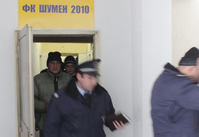 Полицаи влязоха в съблекалните на стадиона