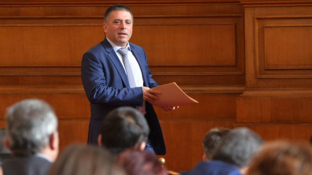 Председателят на парламентарната комисия по правни въпроси и един от вносителите на промените Данаил Кирилов.