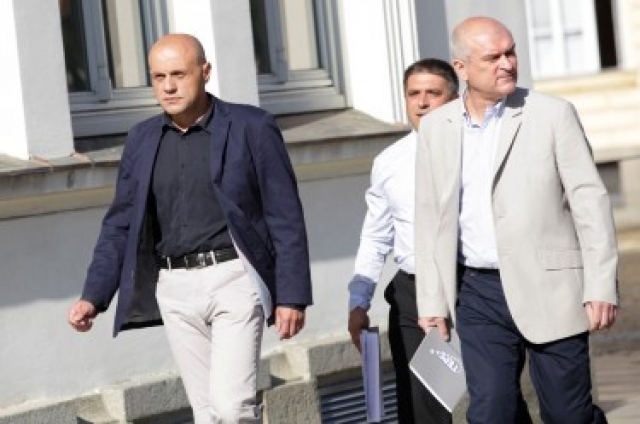 Тримата депутати от ГЕРБ, които внесоха искането - Томислав Дончев, Димитър Главчев и Данаил Кирилов
