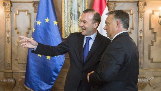 Манфред Вебер и Виктор Орбан в Будапеща през септември 2015 г.  © Associated Press