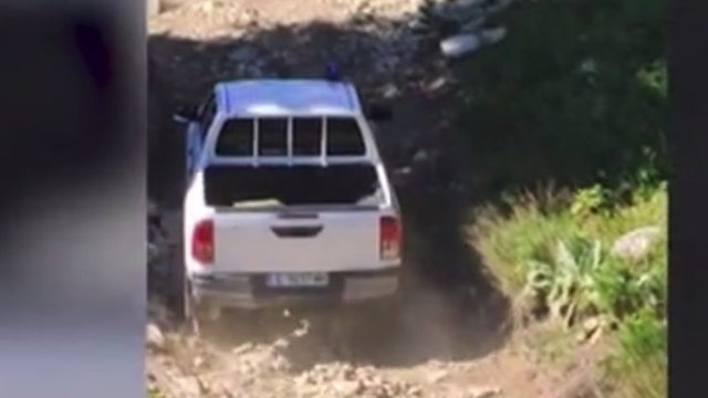 Кадър от любителско видео, на който се вижда, че пикапът е със синя лампа. © AAP Image/Paul Braven/via REUTERS