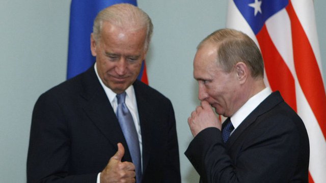 На тази снимка от март 2011 г. тогавашният вицепрезидент на Съединените щати Джо Байдън е с руския държавен глава Владимир Путин в Москва. Сн. АП