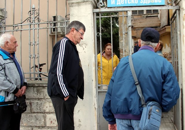 Пред кабинета на РЗИ на ул. "Калоян" днес имаше чакаши хора за ваксини.