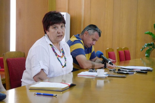 Валентина Йорданова и Анатолий Николов обясниха как вървят уличните ремонти в Шумен.