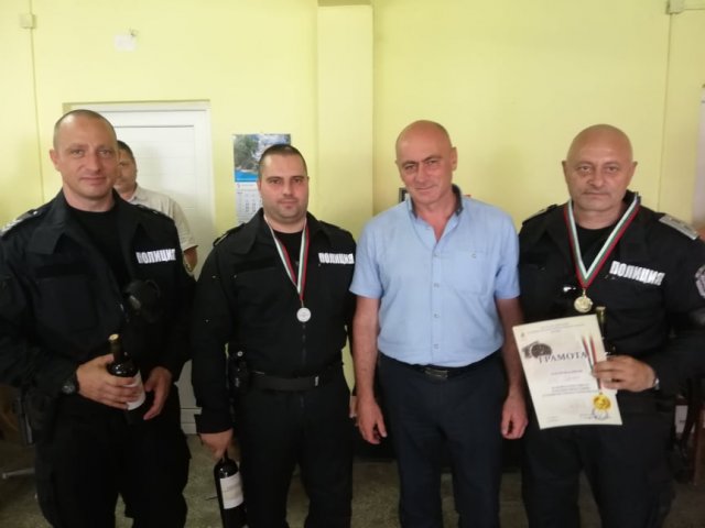 Победителите в турнира и директорът на ОДМВР - Шумен ст. комисар Ялчън Расим