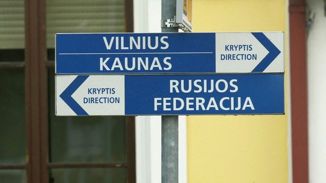 Табела, указваща посоката на литовската граница, която сочи към столицата Вилнюс и към Русия.  © Reuters