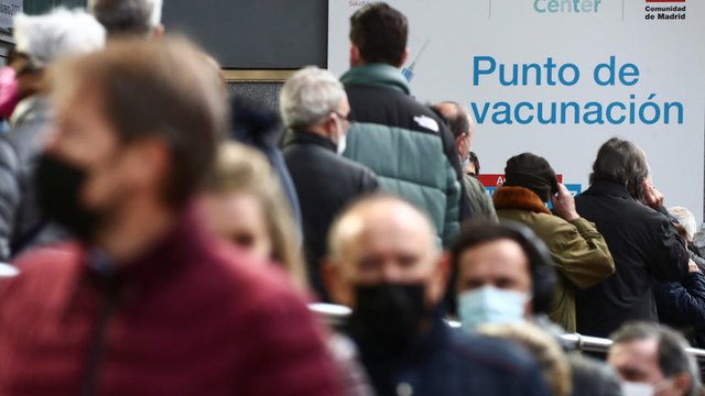 Испанци чакат на опашка пред ваксинационен център в Мадрид. Испания е една от най-високо ваксинираните държави в ЕС със 74.2% напълно ваксинирано население.  Сн. Ройтерс