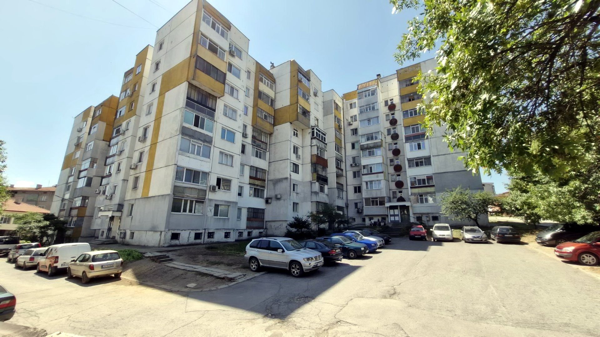 За блока на ул. „Васил Априлов“ до момента няма избрана фирма, която да санира сградата. В момента тече обществена поръчка и се приемат оферти. Снимка: архив