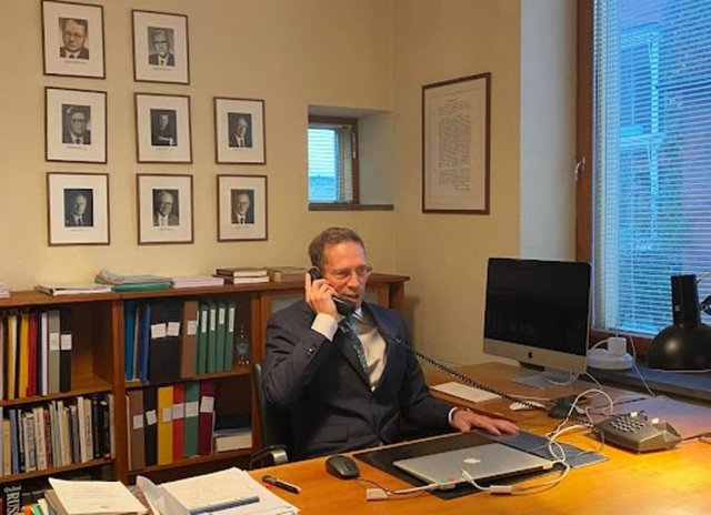 Томас Перлман, секретар на Нобеловия комитет, съобщи новината на носителите минути преди обявяването им. © Yanan Li, Twitter @NobelPrize