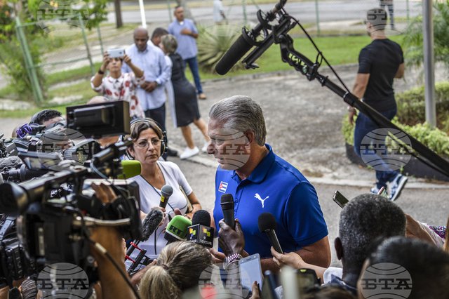 Президентът Мигел Диас-Канел говори пред медиите, след като гласува в референдума. Снимка: АП.