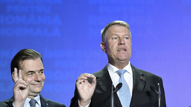 Подалият оставка румънски премиер Людовик Орбан с президента Клаус Йоханис. Сн. АП