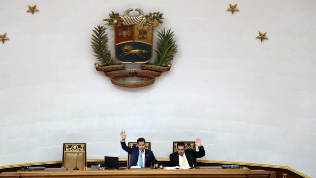 Хуан Гуайдо (вляво) по време на гласуване в парламента. © Reuters