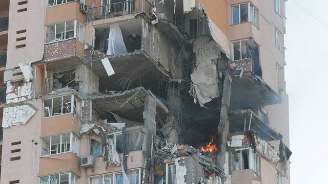 Жилищен блок, ударен от ракета или снаряд в Киев.