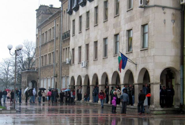 Сутринта отново се изви опашка пред полицейското управление в Шумен