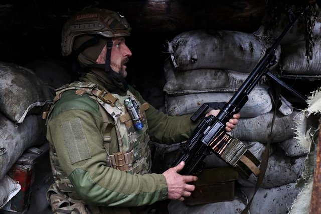 Украински войник на позиция близо да разделителната линия от сепаратистите в Донецк Източна Украйна. Снимка АП БТА