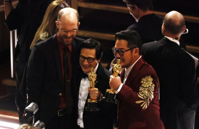 Даниел Куан и Даниел Шайнърт с "Оскар" за „Всичко навсякъде наведнъж“.