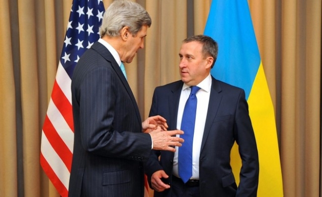 Американският държавен секретар Джон Кери (ляво) и украинския външен министър Андрий Дешцица