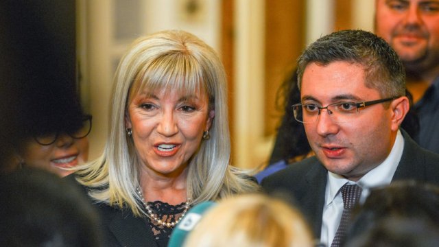 Новият регионален министър Петя Аврамова и нейният предшественик, а сега заместник Николай Нанков на церемонията по предаване на поста.Снимка: Велко Ангелов