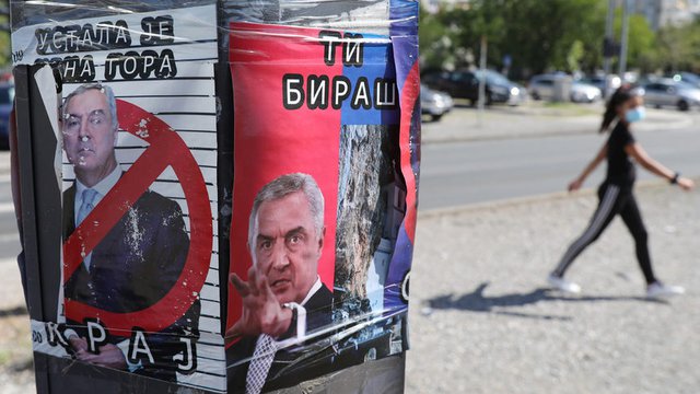 Сн. Ройтерс. Плакати против президента Мило Джуканович и неговата Демократична партия на социалистите (ДПС) в Подгорица.