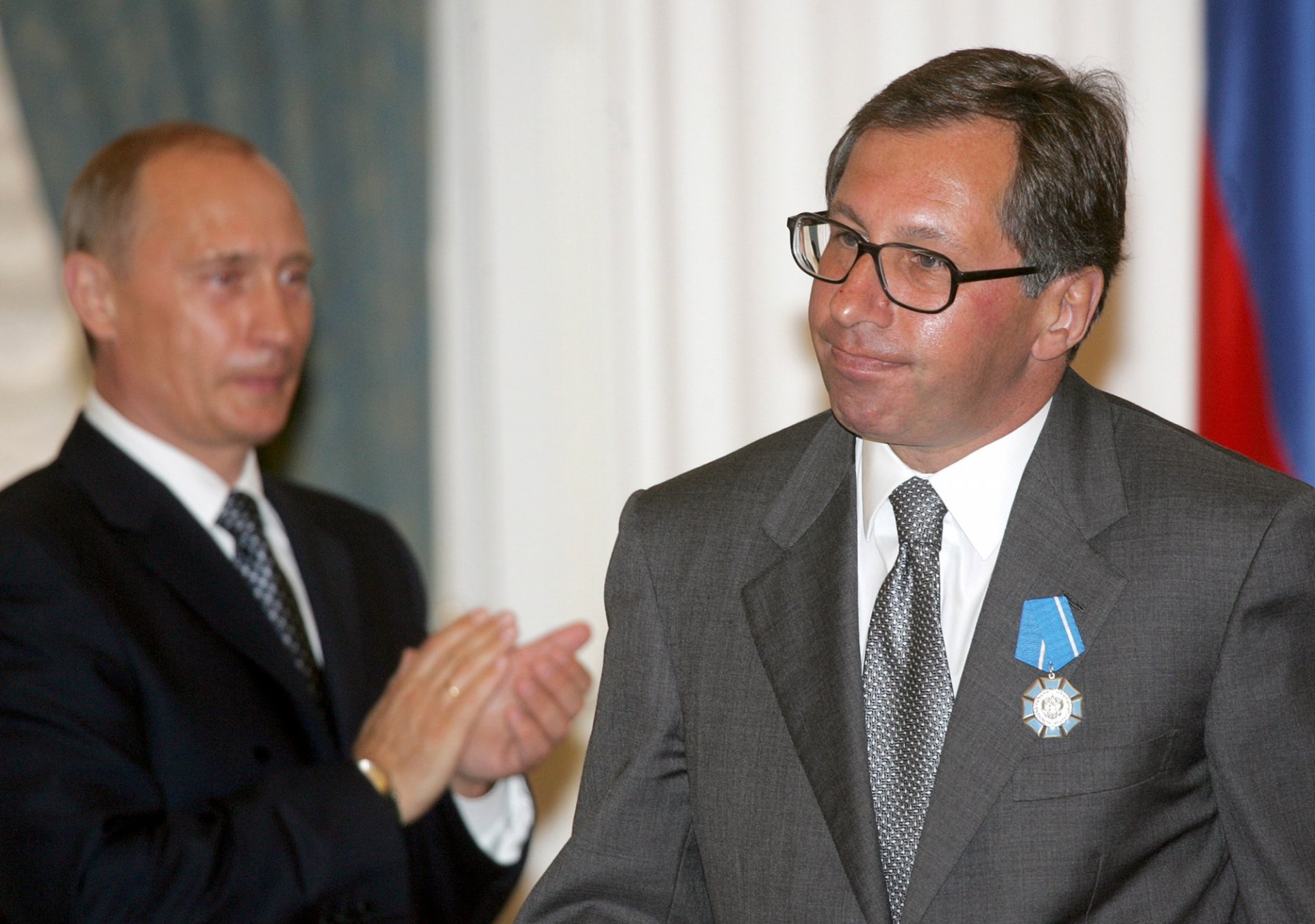 Руският президент Владимир Путин аплодира тогавашния ръководител на Alfa Bank Пьотър Авен, след като го награждава с Ордена за заслуги към Отечеството, Кремъл, Москва, 25 юли 2005 г.  Снимка: AP/БТА
