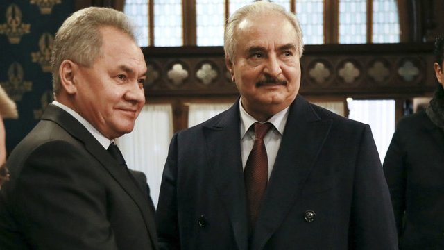 Руският министър на отбраната Сергей Шойгу и командирът на Либийската национална армия (ЛНА) Халифа Хафтар в Москва