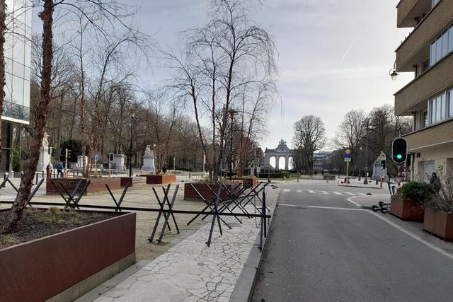 Заграждения с телени мрежи са извадени по улиците между ЕВропейската комисия и парка "Сенкантенер".