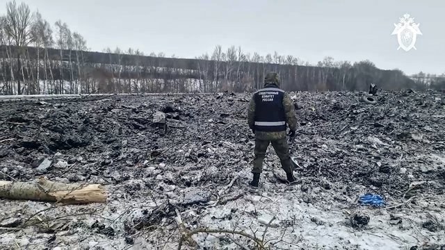 Кадри от видеото, разпространено от Руския следствен комитет на предполагаемото място, на което се е разбил самолетът Ил-76  Снимка: БТА/АП