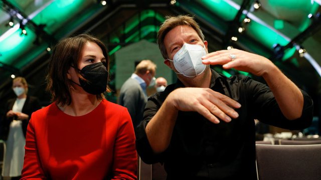 Аналена Бербок (вляво)