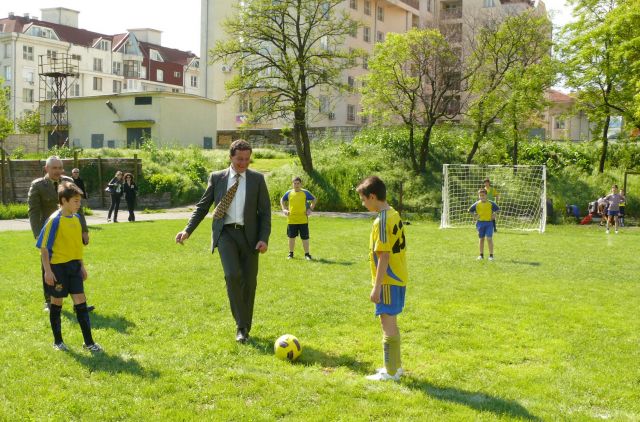 След това губернаторът даде началния удар във футболния турнир