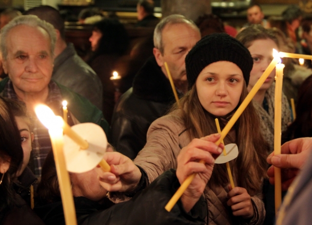 "Христос Возкресе", възвестиха в полунощ в шуменския храм “Св. Възнесение” - "Во истина возкресе", отговориха стотиците миряни, събрали се за тържествената пасхална литургия, водена от архиерейския наместник отец Димитър