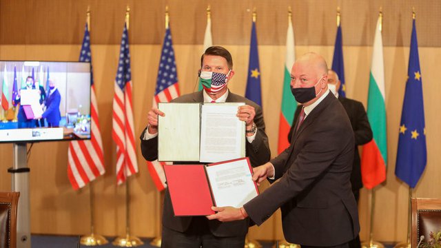 © Посолство на САЩ/Фейсбук. Кийт Крак с Росен Желязков, министър на транспорта, информационните технологии и съобщенията с подписаното в петък споразумение.