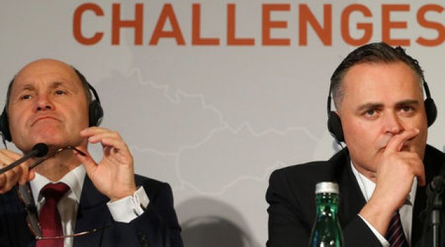 Министрите на вътрешните работи Волфганг Соботка (вляво) и на отбраната Ханс Петер Доскозил по време на конференция за предизвикателствата от мигрантската вълна.