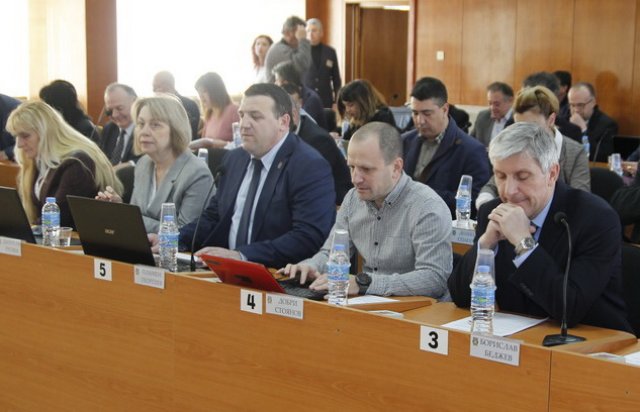 Пламен Георгиев (в средата на първи ред) ще напусне мястото си в Общински съвет.