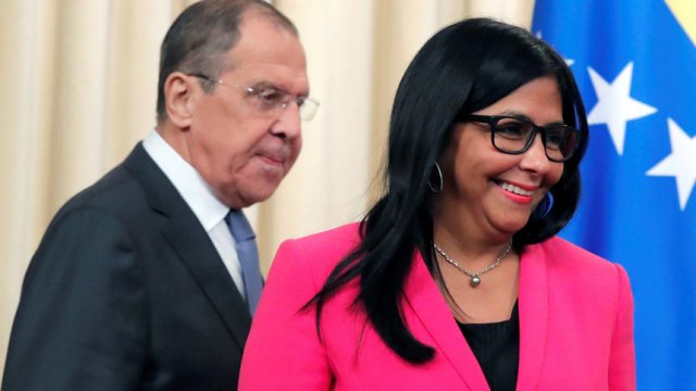 Руският външен министър Сергей Лавров с вицепрезидента Делси Родригес. © Reuters