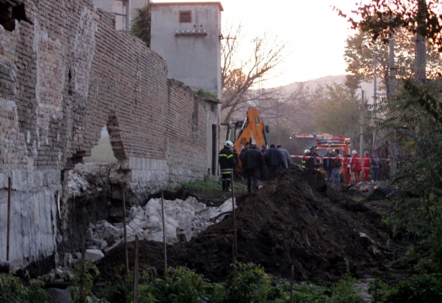 Огнеборци и полицаи първоначално само оградиха мястото на инцидента