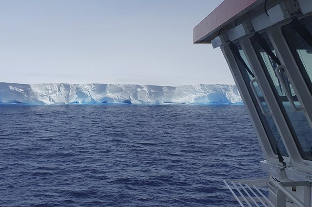 Най-големият айсберг в света А23а, заснет от борда на "Сър Дейвид Атънбъро" през декември 2023 г. Снимка: Andrew Meijers/British Antarctic Survey via AP