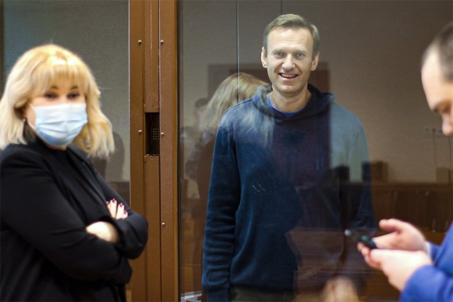 Алексей Навални в сградата на Бабушкинския районен съд в Москва в разговор с адвокатката си Олга Михайлова на 16 февруари т.г. Снимка АП / БТА
