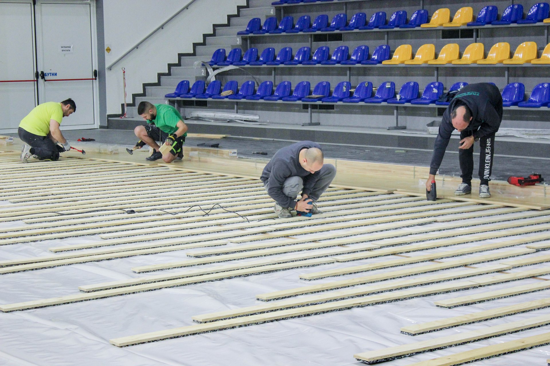 Кметът Христо Христов инспектира полагането на новия паркет в „Арена Шумен“