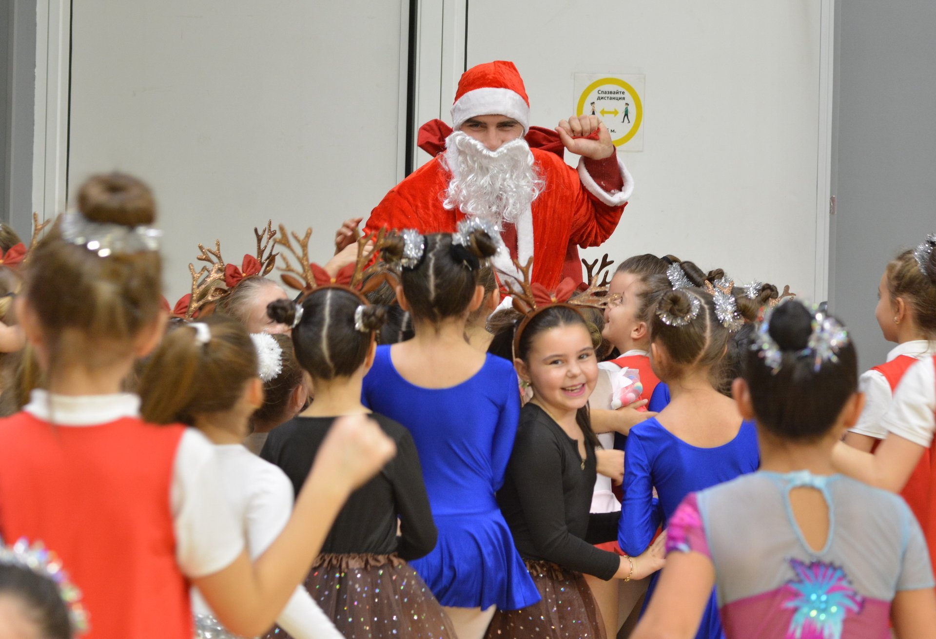 За всички малки спортисти ще има подаръци, донесени от Дядо Коледа.