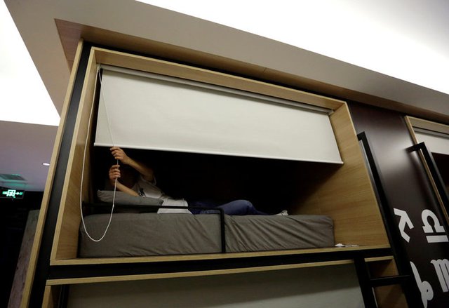 Някои технологични компании в Китай осигуряват легла и пространство в офиса, за да могат работниците да поспят няколко часа. Сн. Ройтерс